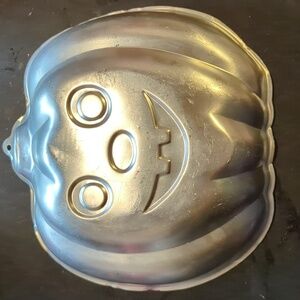 Vintage 1987 jack-o'-lantern cake pan by Wilton